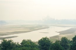 Agra;-Agra-Fort;-Bend;-Haze;-India;-Kaleidos;-Kaleidos-images;-La-parole-à-limage;-Landscape;-Mughal;-Pollution;-Sandbanks;-Stories-Pictures;-Taj-Mahal;-Tarek-Charara;-UNESCO;-Uttar-Pradesh;-Vegetation;-World-Heritage;-Yamuna